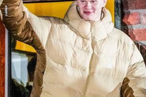 自1998首次冲进世界杯！挪威球员在奥斯陆市政厅和球迷们一起庆祝