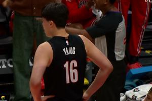 慢了！杨瀚森要球低位背打 运了两下球直接被刀走