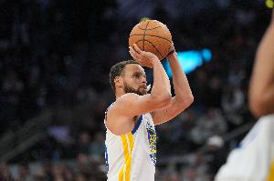 继续对飚！乐福接球三分&库里立马追身撤步远投回应