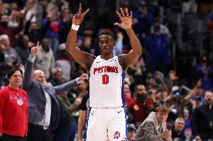 回饼一个！杜伦弧顶击地妙传CC双手暴扣