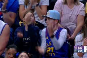 穆雷上篮不中约基奇单手补篮追至只有4分 国王叫出暂停