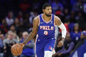 外线手感糟糕！乔治出战20分钟10中3得到10分 三分5中0