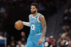 草草结束！黄蜂最后一攻 小桥接球趔趄仓皇出手绝平三分三不沾..