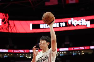 媒体人：可惜的是杨瀚森外线手感后来没了 最精彩的是打哈滕2+1