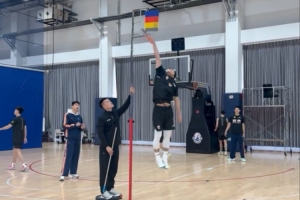 徐杰摸高测试3米15 崔永熙：够用了