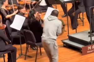 阿奇姆彭转发自己在音乐会的搞怪视频：多么令人惊叹！