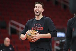 申京开季连续15场比赛至少5板5助 此前从未有中锋做到过