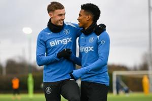 备战强敌！切尔西晒照帕尔默回归，在训练场与埃斯特旺相谈甚欢