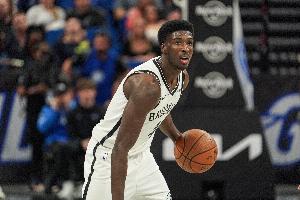 球进灯亮！新秀鲍威尔命中横撤步压哨三分球