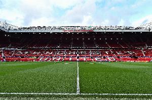 斯人已逝但从未遗忘！曼联球迷起立鼓掌致敬已故传奇乔治·贝斯特