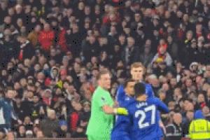 盖耶被直红罚下仍不依不饶，曼联球迷纷纷挥手让其赶紧下场