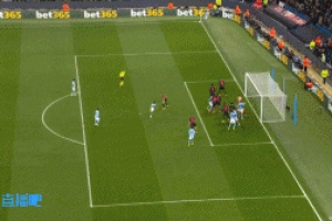 曼城禁区内混战，阿克近射可惜被门将扑出