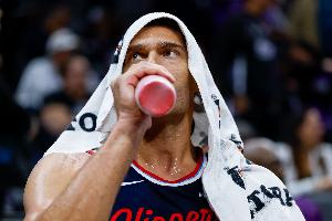 卢：我和大洛聊过以后只会在特定情况下让他出战 他处理得很职业