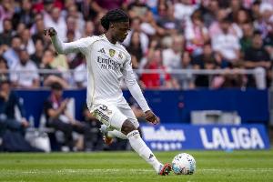 记者：卡马文加因流感被换下，球员在场上呼吸困难