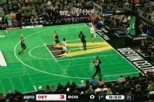 信手拈来！康宁汉姆保护篮板直接长传 杜伦到位起三步双手飞扣