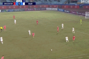 大规模冲突！王刚边线放倒对手+发生激烈肢体冲突，曹永竞染红