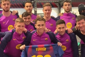 恭喜！22岁费尔明获巴萨一线队生涯百场纪念球衣，队友簇拥祝贺