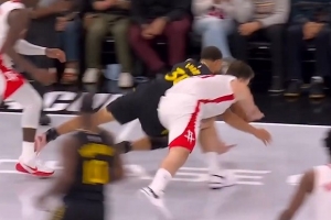 很致命！库里运球被火箭扑抢造成失误 勇士交出球权