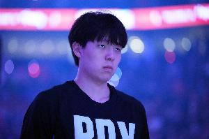 还是没上！杨瀚森整个上半场未获得出场时间 罗威打了10分钟