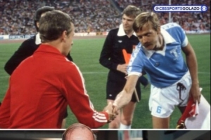 森林对阵马尔默赛前，1979年冠军杯决赛两队队长重逢并合影留念