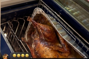 你也想吃？感恩节之 詹姆斯晒自家宠物狗盯着刚出炉的火鸡：心情