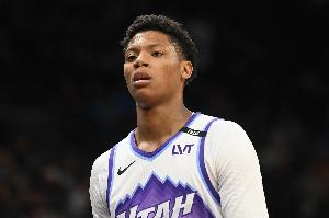 希望没事！贝利防守德罗赞被撞飞 随后返回更衣室