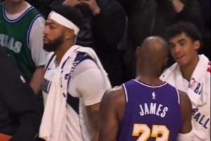 百感交集！詹姆斯赛后两次在浓眉身边晃悠 但后者就是不抱哇