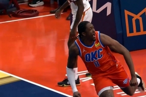 赛季首分来了！杰伦威抢断反击双手暴扣