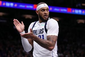 黄雀在后！海斯顺下漂亮转身试图上篮 加福德补防身后送大帽！