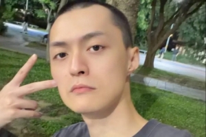 FoFo分享寸头照：第一次光头有点帅 感觉可以出演角头了