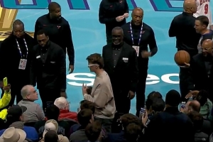 心态崩掉！最后时刻吉迪与场边观众吵起来 随后观众被请出场