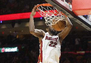 15中10砍下31分6板！斯波：维金斯针对侵略性防守及时做出了调整