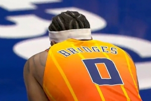 终结比赛！克尼佩尔破包夹 米勒助飞小桥空接暴扣！