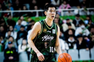 媒体人谈郭昊文拒绝活塞的训练营合同：经纪人对他还是很负责任的