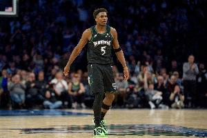 又香又臭！爱德华兹首节7中6轰下14分 但出现5次失误&1次技犯