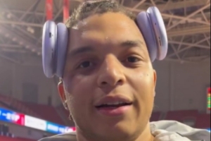 洛夫顿：上海男篮来了很多新援 球队的化学反应很棒