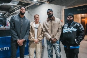 老詹浓眉赛后一起出去啦？游戏博主晒合影：勒布朗詹姆斯！