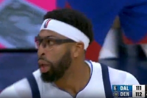 还得靠你！浓眉底角三分再进 末节连砍7分带队咬住比分！