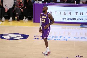 徐静雨：詹姆斯末节下场前还在考虑对策&这就是GOAT 077防守太差