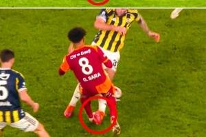 凯塞多同款？什克鲁莽防守直接踩脚，裁判就在旁边但没做判罚