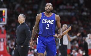 何意味？小卡顶着防守底角三分飙进 下回合泰伦·卢又突然喊停了