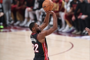 维金斯面对哈登三分飚中 热火14-6打停快船