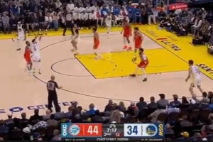 效率可以！赛斯·库里首秀半场5分钟2中2拿到5分 三分1中1