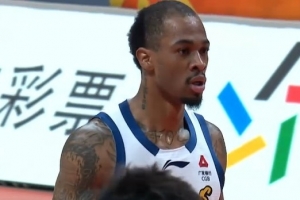 广厦新外援塔克身体素质太猛了 他和汤普森让卫冕冠军实力增强