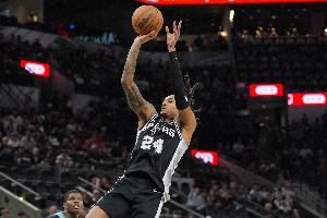 万箭齐发！瓦塞尔弧顶接球三分飚中 马刺开局外线7中6