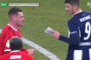 不讲武德柏林赫塔球员6-1领先，抢凯泽斯劳滕小纸条偷看战术