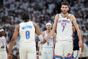 杰伦威：切特效率很高用不同方式给他喂球很有趣 让我工作更轻松