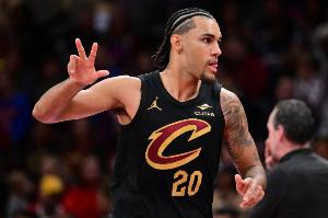 大传小配合！小莫布里弧顶持球妙传 泰森顺下单臂暴扣！