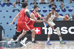 火记：申京是一位23岁的全明星级球员 不希望他被用来换字母哥