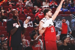 火箭发布赢球海报：封面为申京在替补席庆祝瞬间